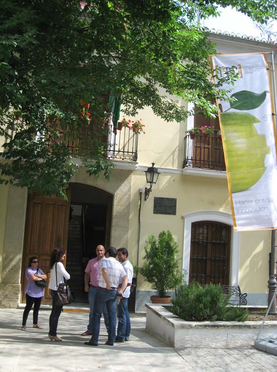 Hacer cotidiana la innovación, cartel de I2BC a las puertas del ayuntamiento alhameño Hacer cotidiana la innovación, cartel de I2BC a las puertas del ayuntamiento alhameño