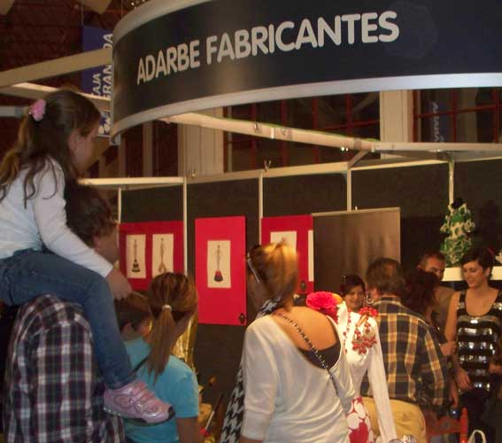  Los stand alhameños siempre estuvieron concurridos de personas interesadas en estos diseños 