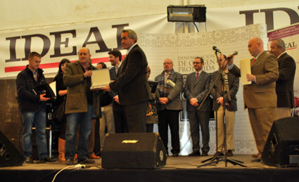 Juan Miranda recoge el premio a la excelencia otorgado al Ventorro en la V Muestra de Vinos de Granada Juan Miranda recoge el premio a la excelencia otorgado al Ventorro en la V Muestra de Vinos de Granada