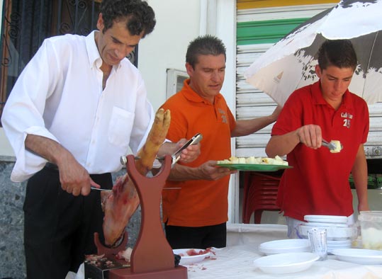  Bejamín cortando jamón, Curro repartiéndo, y Pablo (hijo de Curro) preparando el melón 