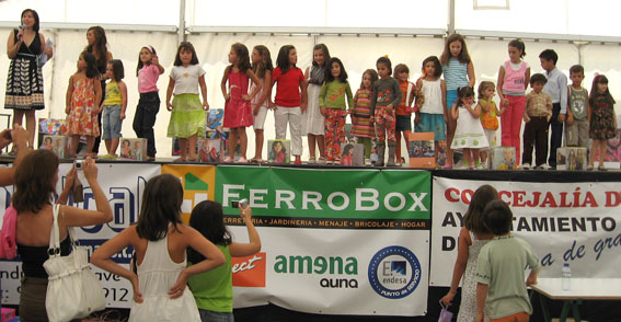 Participantes en el pase de modelos