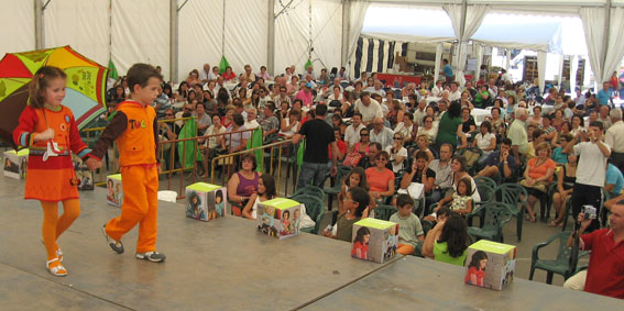  Durante el desfile de modelos infantil 