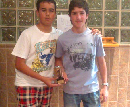 Campeonato de futbolín. Ganadores: José Benítez "El Gallo" y Juan Manuel Naveros Campeonato de futbolín. Ganadores: José Benítez "El Gallo" y Juan Manuel Naveros "Machaquito"