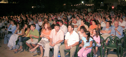 Público asistente al festival de Música , en el paseo del Cisne