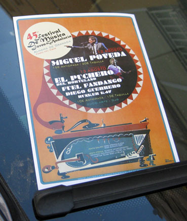 Detalle de una voleta del Festival en el parabrisas de un vehículo Detalle de una voleta del Festival en el parabrisas de un vehículo