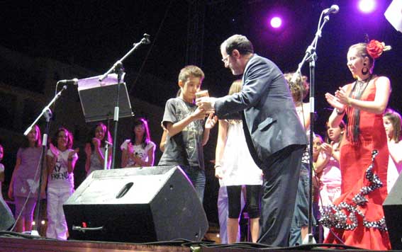  El quinto clasificado, Nicolás Cubo, recibe el premio de manos del Delegado de Cultura, Pedro Benzal 