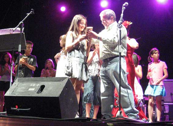  La cuarta clasificada, Eva Pérez Franco, recibe el premios de manos de Andrés García Maldonado, Presidente del Patronato de Estudios Alhameños y creador del Festival adulto, hace 44 años 