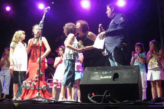  A la cuarta clasificada, María del Mar Ruíz, le entregaría el premio la Delegada de Comercio, Deporte y Turismo, María Sandra García Martín 