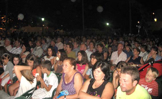  Todos seguían atentamente el desarrollo del festival 