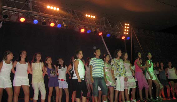  Durante la interpretación de la canción grupal 