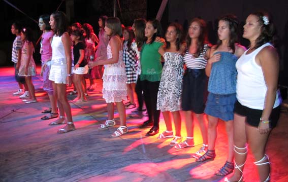  Mi música es tu voz, fue el tema elegido para este primer día cantada por todos 