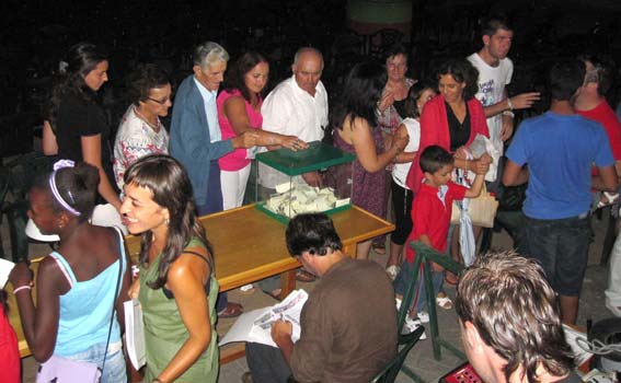  Se votaba con la propia entrada que llevaba el nombre de los participantes de la noche 