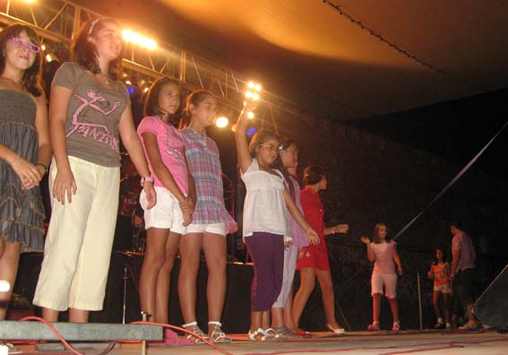 Todos dispuestos a afrontar una noche llena de música Todos dispuestos a afrontar una noche llena de música