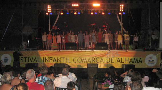 Se empezó con la canción grupal; Mi música es tu voz Se empezó con la canción grupal; Mi música es tu voz