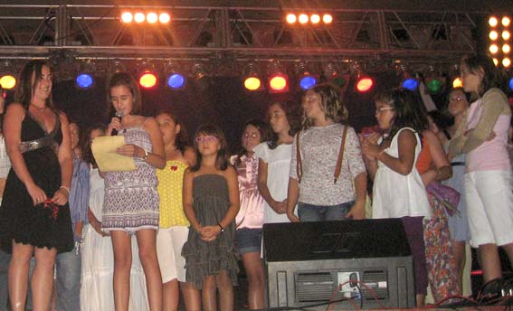Terminada la ronda de canciones los participantes quisieron tener un detalle con sus profesores Terminada la ronda de canciones los participantes quisieron tener un detalle con sus profesores