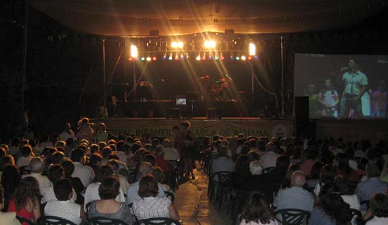 Mientras el jurado deliberaba se proyectó la entrega de premios y la canción grupal del año 2009 Mientras el jurado deliberaba se proyectó la entrega de premios y la canción grupal del año 2009