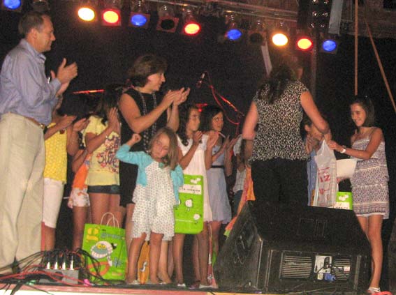 María del Mar Ruiz Arrabal recibe de la concejala de Educación, Raquel Ruiz, el premio a la mejor redacción María del Mar Ruiz Arrabal recibe de la concejala de Educación, Raquel Ruiz, el premio a la mejor redacción