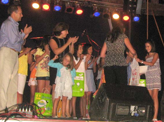  María del Mar Ruiz Arrabal recibe de la concejala de Educación, Raquel Ruiz, el premio a la mejor redacción 