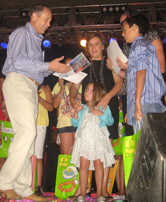  Niculás Cubo Ruiz recibe del alcalde de Alhama, Francisco Escobedo, el premio como favorito del público 