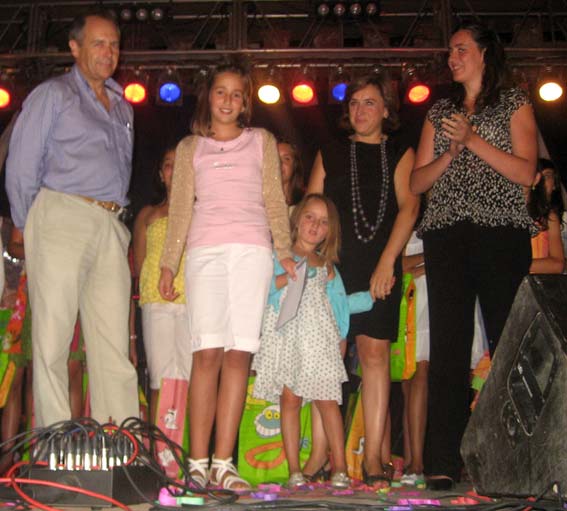 Celia Marría López Medina, tercera clasificada, recibe el premio de la concejala de Educación, Raquel Ruiz Celia Marría López Medina, tercera clasificada, recibe el premio de la concejala de Educación, Raquel Ruiz