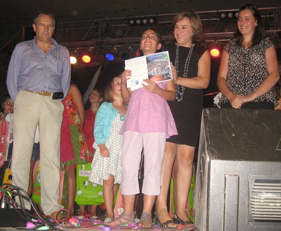  La segunda clasificada, Lucía Ortiz Romero, recibe el premio de manos del la Directora General de Calidad de la Junta de Andalucía, Sandra García 