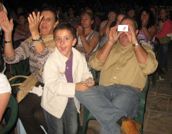  Momento en que los padres y hermano de la ganadorda conocen el resultado 