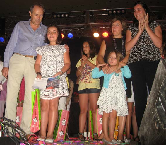  La ganadora del III Festival, Ángela Arrabal Bastida, recibe el premio del alcalde de Alhama, Francisco Escobedo Valenzuela 