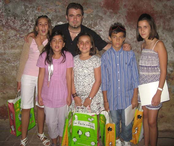 El concejal del Festival, Javier Molina Castañeda, con los ganadores 2010. De izquierda a derecha, tercera clasificada, Celia María López Medina, de 11 años, segunda clasificada, Lucía Ortiz Romero, de 11 años, la ganadora 2010, Ángela Arrabal Bastida, de 9 años, el favorito del público, Nicolás Cubo Ruiz, de 12 años, y la ganadora de la redacción, María del Mar Ruiz Arrabal, de 11 años 