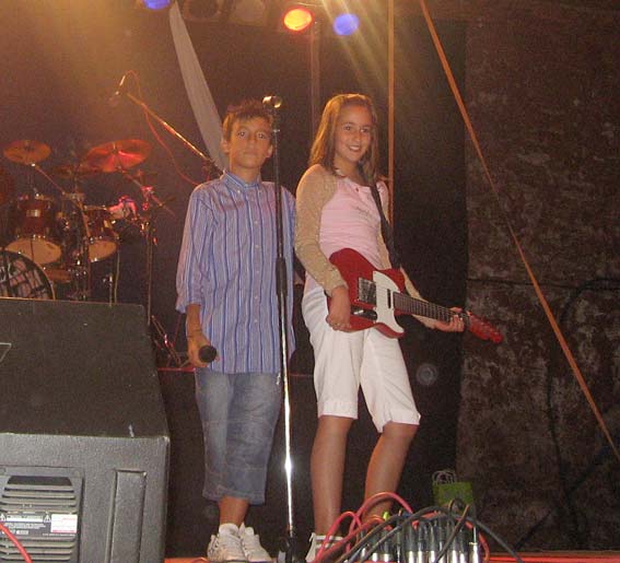  Esta imagen de Nicolás y Celia María, nos srive para recordar a todos los niños y niñas que ya se pueden preparar para presentarse al próximo festival, será el de 2011 