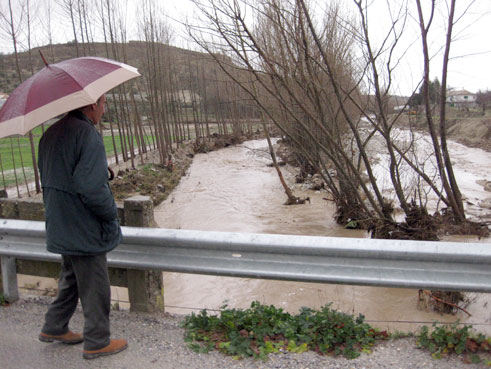 Un vecino de Fonres contempla los daños ocasionados por el rio Grande