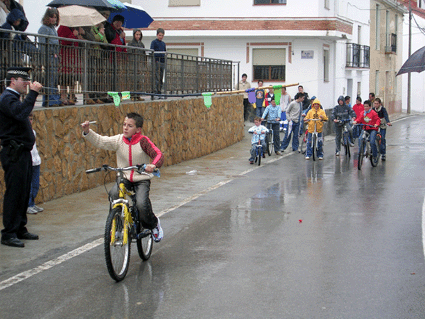 Carrera infantil de cintas en bicileta