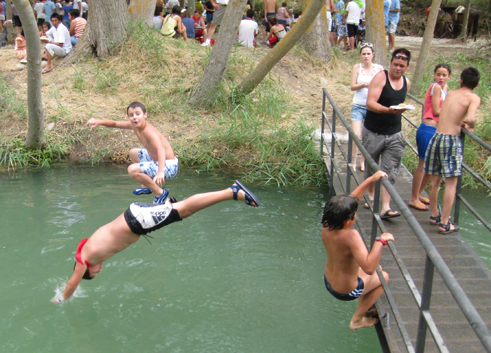 Sobre todo los niños volverán a disfrutar del baño en el río Cacín