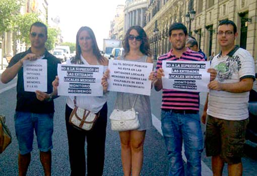 En la puerta del ministerio junto con compañeros de entidades locales de Granada y Valencia En la puerta del ministerio junto con compañeros de entidades locales de Granada y Valencia