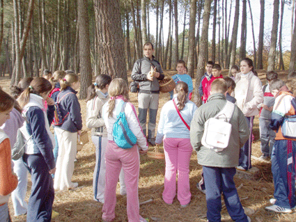 El Director del Parque Natural explica a los escolares El Director del Parque Natural explica a los escolares