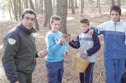 Un Agente de Medio Ambiente con los escolares Un Agente de Medio Ambiente con los escolares