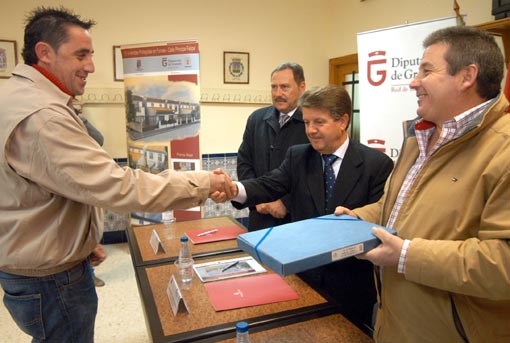  Momento de la entrega de las vivienda en Fornes, por el alcalde (drcha) y el presidente de la Diputación (centro) 