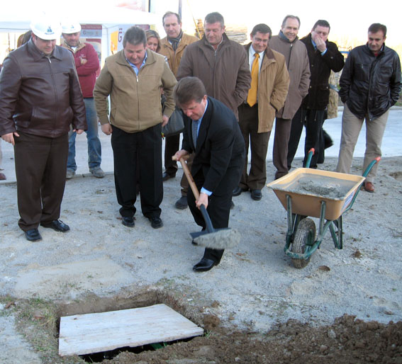  Al acto también acudió el presidente de la Mancomunidad de Municipios y el jefe de zona de Caja Granada, entre otros cargos  