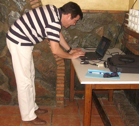  Mario Soria a lo suyo, preparando la música para la ocasión 