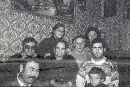 Antonio Ramos junto a la familia de Antonio Vicario "Paesanto"