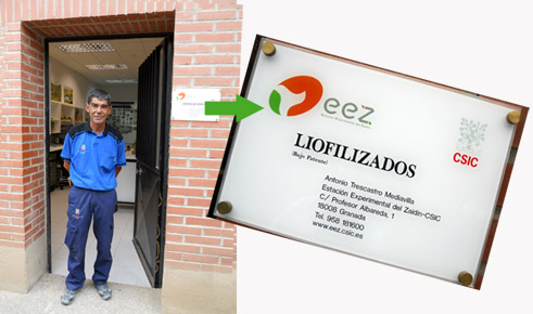 Entrada de la sala de liofilización y detalle de la placa