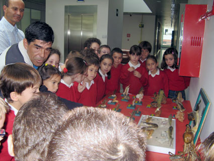 Los alumnos siguen la exposicion de Antonio