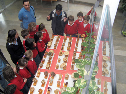 Antonio explica al grupo de alumnos