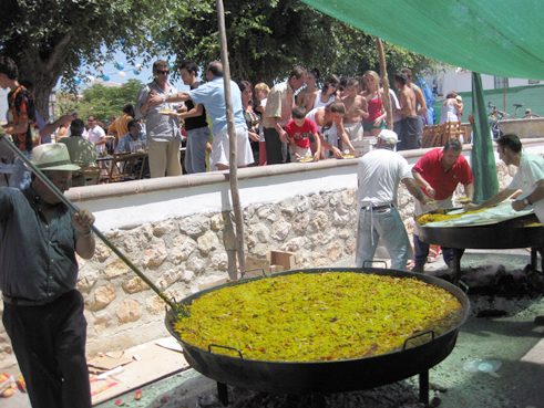 El ayuntamiento ofreció mil raciones de paella preparada por Antonio Vico