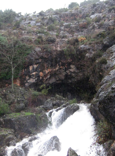 Salida del agua de la cueva de Linarejo, dic.09