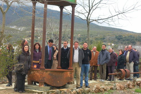 Autoridades y alcaldes tras las inauguración de los nuevos espacios municipales