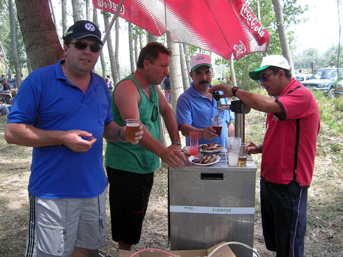 Como en 2006 sardinas, cerveza y el tinto de verano para todos