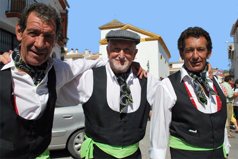 Los tres varones del grupo rociero 