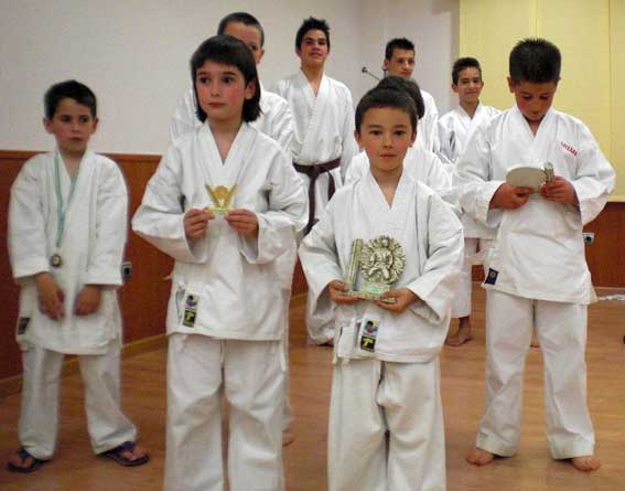  Grupo de jóvenes karatecas participantes 