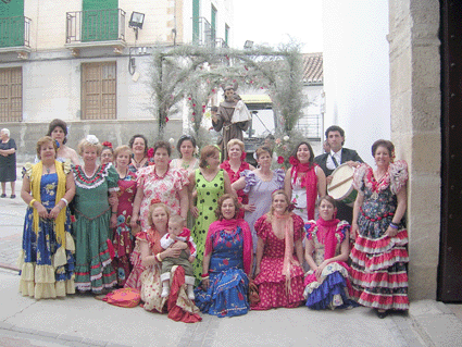 Integrantes del coro rociero de Jayena, junto a San Antonio