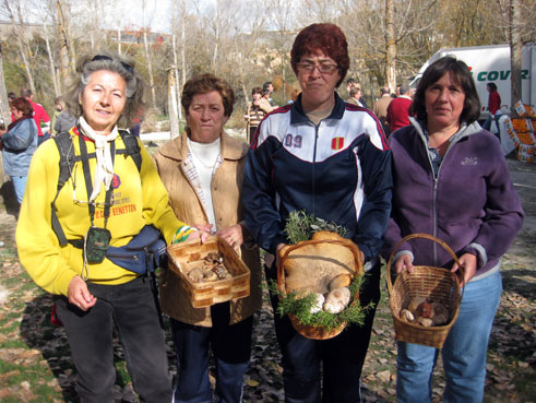 Algunas de las participantes muestran los ejemplares encontrados